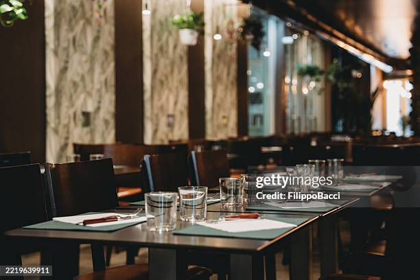 mesas vacías esperando a los clientes en un restaurante moderno - cubierto completo fotografías e imágenes de stock