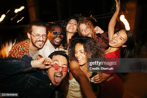 un groupe d’amis éméchés s’amuse à la fête d’été sur le toit la nuit. - fête photos et images de collection