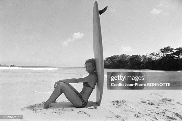 Séance de surf pour Marlène Jobert sur une plage de la Jamaïque pendant ses vacances en février 1972