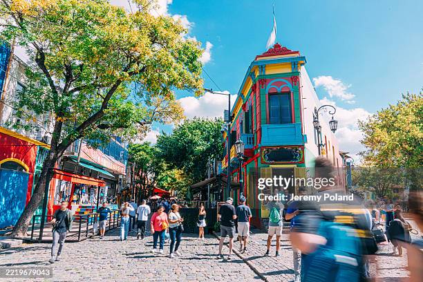 edificios de colores vibrantes y turistas en la boca, buenos aires, argentina - argentina fotografías e imágenes de stock