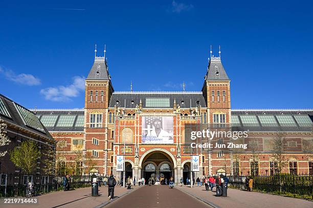 the national museum of the netherlands, rijksmuseum under blue sky - rijksmuseum stock pictures, royalty-free photos & images