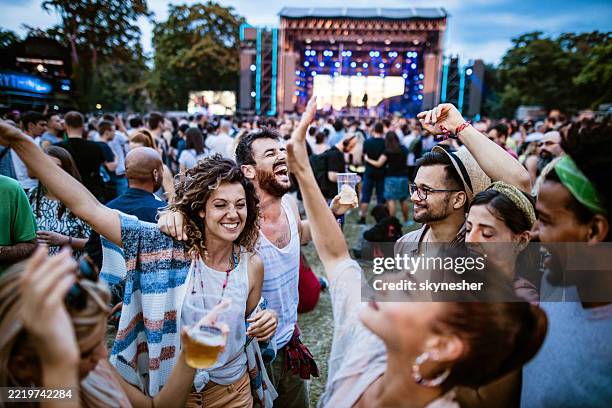 junge fröhliche freunde tanzen auf einem musikfestival. - traditionelles fest stock-fotos und bilder