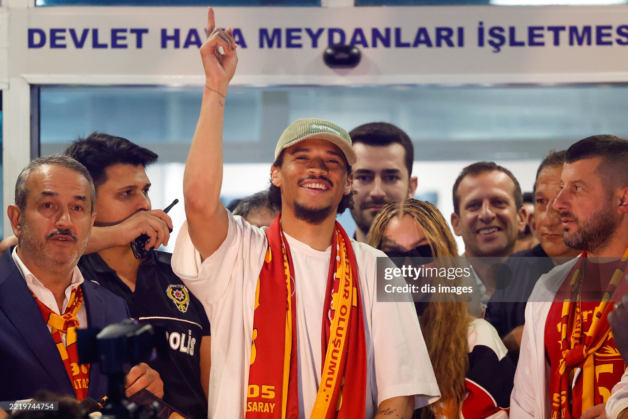 Galatasaray confirms talks: Sané already posing with a scarf