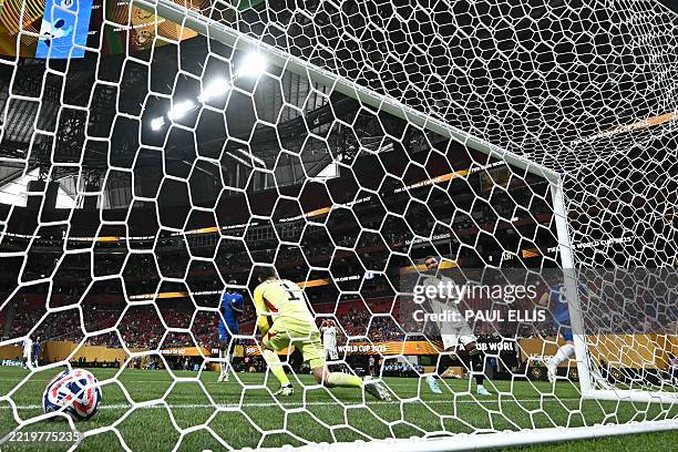 S French goalkeeper Hugo Lloris reacts after conceding the second goal scored by Chelsea's Argentinian midfielder Enzo Fernandez during the Club...