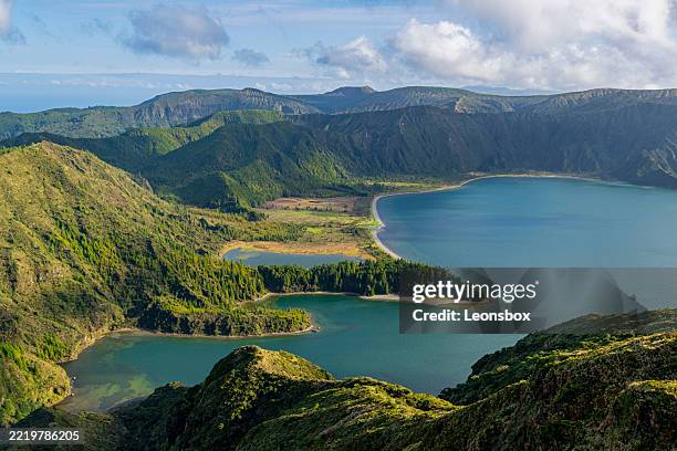 travelling on the azores island of sao miguel. view of the imposing crater lake ‘lagoa do fogo’. - azores stock pictures, royalty-free photos & images