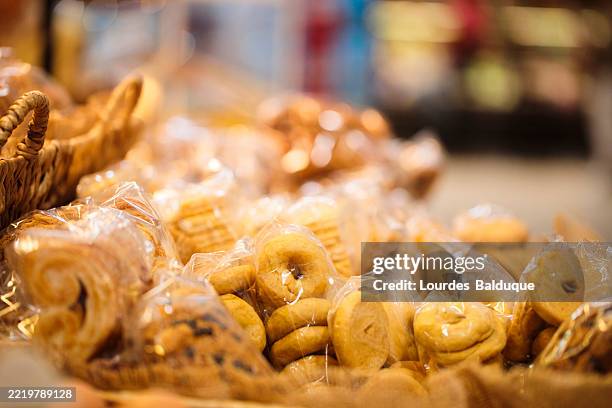 sweets wrapped in plastic - wrapped sweets stock pictures, royalty-free photos & images