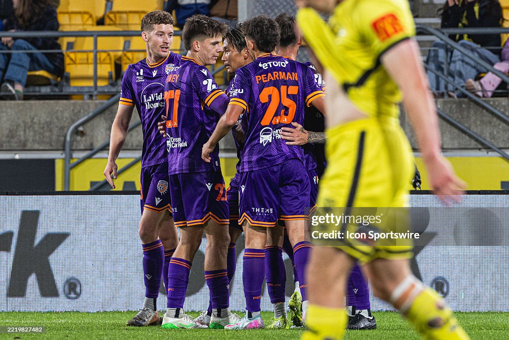 SOCCER : MAY 4 A-LEAGUE - WELLINGTON PHOENIX V PERTH GLORY
