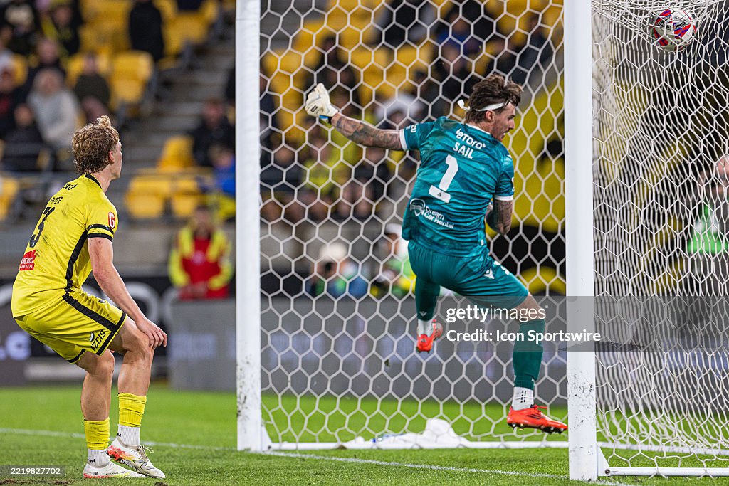 SOCCER : MAY 4 A-LEAGUE - WELLINGTON PHOENIX V PERTH GLORY