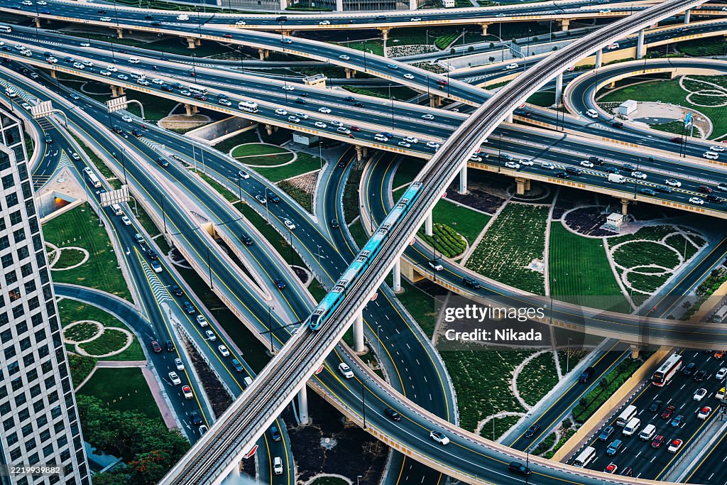 Intricata veduta aerea dello svincolo di Sheikh Zayed Road a Dubai, Emirati Arabi Uniti