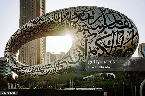 el museo del futuro de dubái. el icónico edificio de dubái al atardecer - autopista sheikh zayed fotografías e imágenes de stock