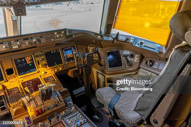 777 Intruments 816 Boeing 777 Cockpit Stock Photos, High-Res Pictures, and Images ...