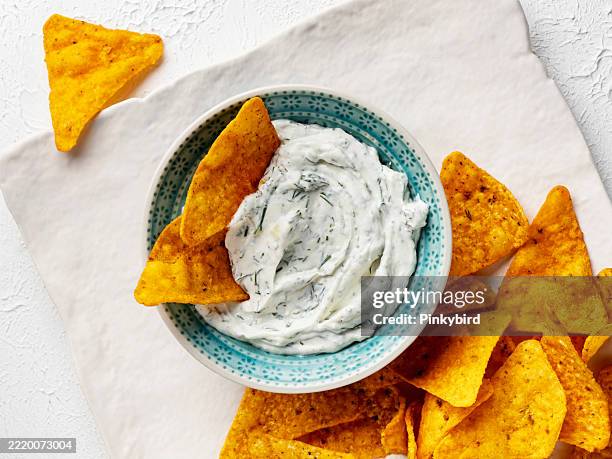 salsa per immersione nel ranch. salsa di immersione con patatine. salsa ranch biologica fatta in casa. salsa per immersione al ranch e patatine. - ranch foto e immagini stock