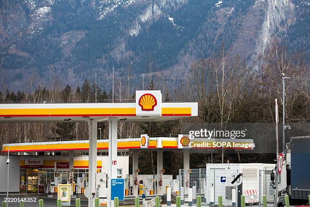 Shell Walserberg 160 Oil Value Chain Stock Photos, High-Res Pictures, and Images - Getty ...