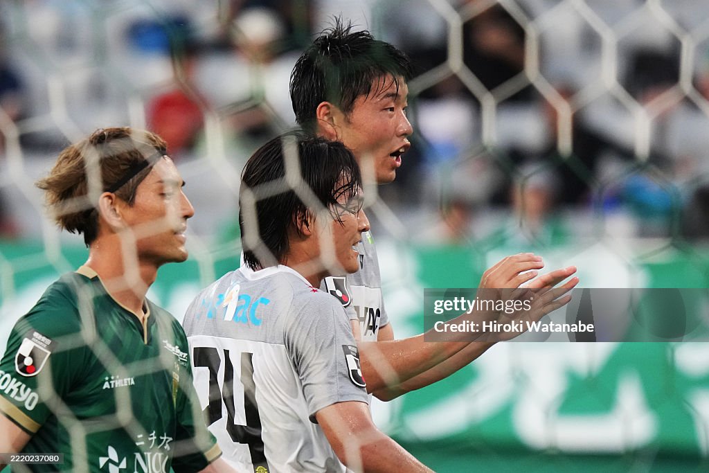 Tokyo Verdy v Kashiwa Reysol - J.LEAGUE MEIJI YASUDA J1