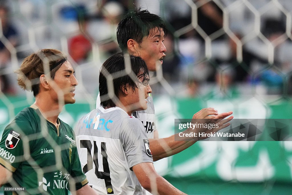 Tokyo Verdy v Kashiwa Reysol - J.LEAGUE MEIJI YASUDA J1