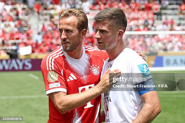Harry Kane of FC Bayern Munchen embraces Mario Ilich of Auckland City following the FIFA Club World Cup 2025 group C match between FC Bayern München...