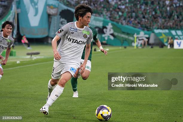 Yoshio Koizum of Kashiwa Reysol in action during the J.LEAGUE MEIJI YASUDA J1 20th Sec. Match between Tokyo Verdy and Kashiwa Reysol at Ajinomoto...