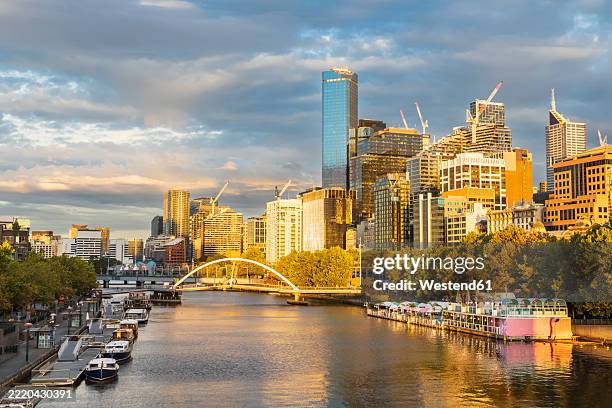 australia, melbourne, victoria, yarra river canal in southbank at dawn with evan walker bridge in background - victoria river stock pictures, royalty-free photos & images