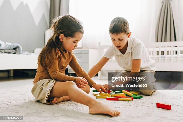 children playing with blocks at home - sibling stock pictures, royalty-free photos & images
