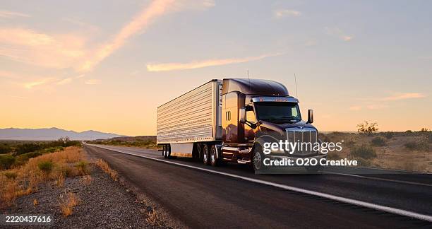 semirimorchio a lungo raggio su un'autostrada interstatale degli stati uniti occidentali - camion articolato foto e immagini stock