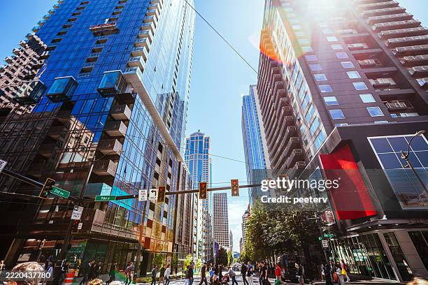 el centro de la ciudad de seattle - seattle fotografías e imágenes de stock