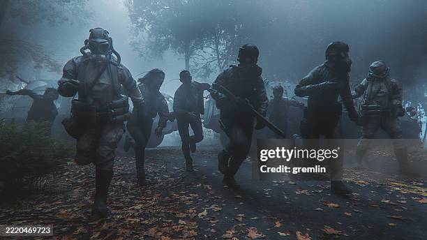 soldaten auf der flucht vor zombiehorden - militärisches landfahrzeug stock-fotos und bilder