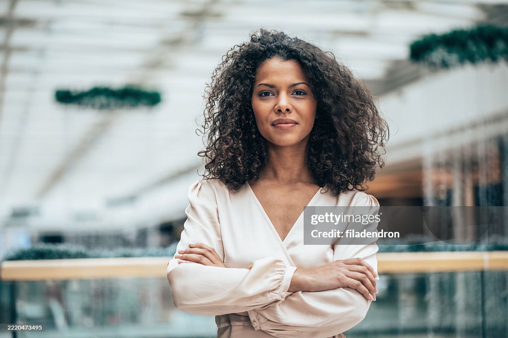 Empresária confiante em um escritório brilhante