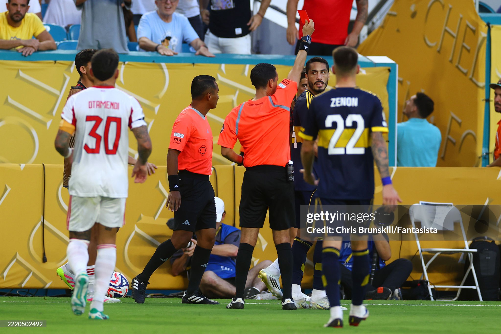 Arrows aimed at referee after Boca-Benfica battle: He ruined the match