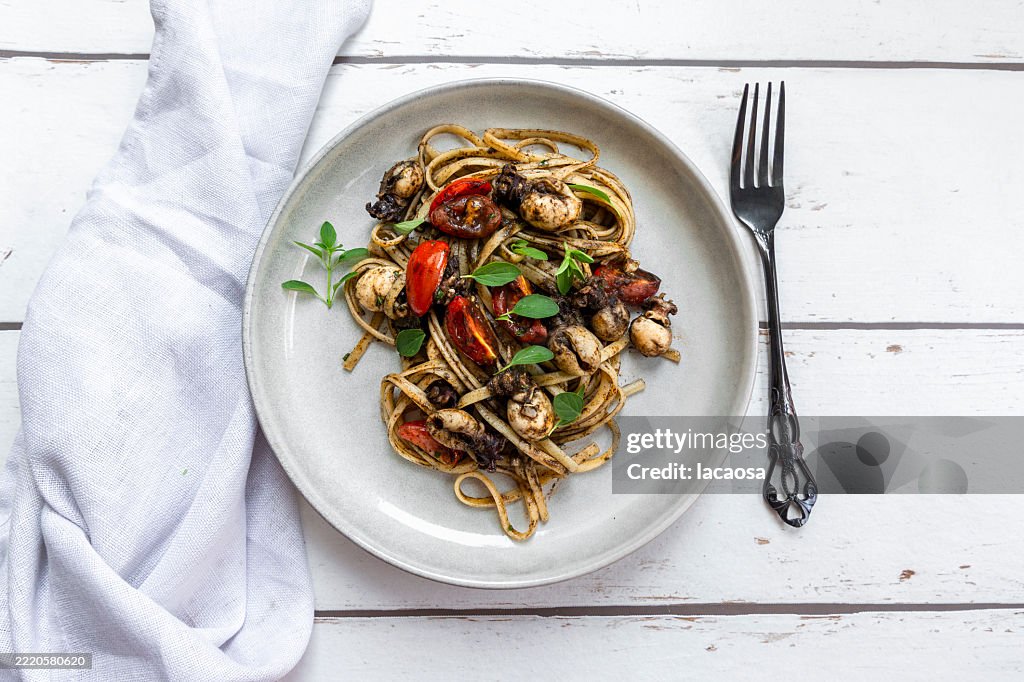 Linguine with squid and tomatoes