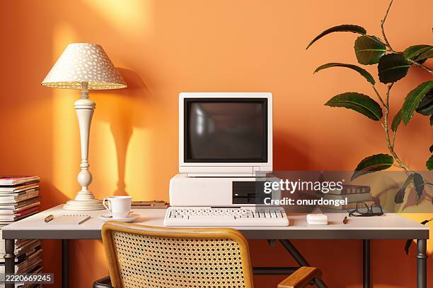 vintage desktop-computer auf tisch mit klassischem dekor - old monitor computer stock-fotos und bilder