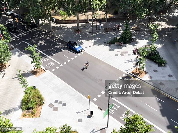 overhead view of a pedestrians in a low traffic urban zone in barcelona’s eixample district on a sunny day - avenida imagens e fotografias de stock