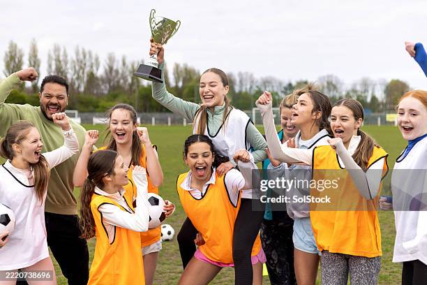 trophy celebrations - jeugdsportcompetitie stockfoto's en -beelden