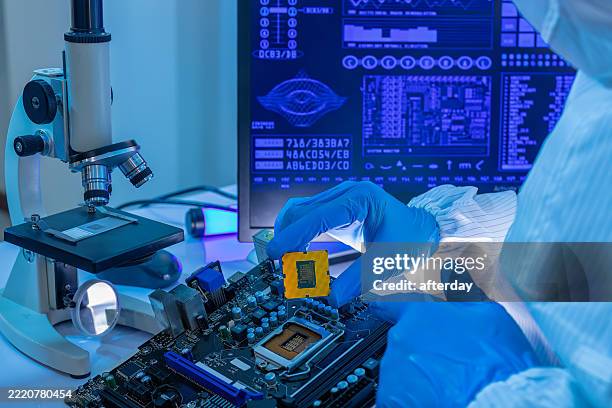 halbleiter- oder mikrochip-konzepte. technologische entwicklungen. elektronik in der industrie. elektroniker für computertechnik. wartung, computer, cpu, hardware, upgrade der motherboard-komponente. - quantum computer stock-fotos und bilder