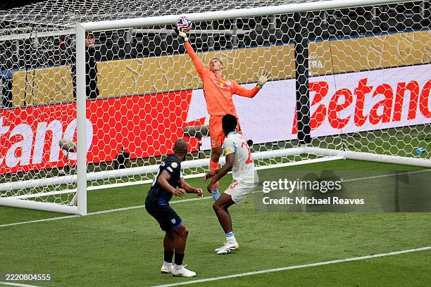 Salomon Rondon of CF Pachuca has a header attempt blocked by Christian Zawieschitzky of FC Salzburg during the FIFA Club World Cup 2025 group H match...