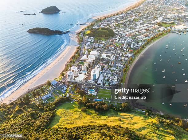 vista aérea del monte maunganui, tauranga, nueva zelanda. - característica de la tierra fotografías e imágenes de stock