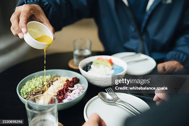 organic quinoa salad served with dressing on the side - pflanzliche ernährung stock-fotos und bilder