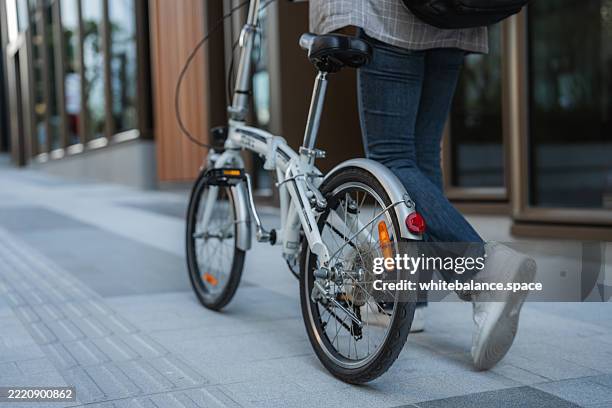 mujer de negocios negra que va en bicicleta al trabajo - movilidad sostenible fotografías e imágenes de stock