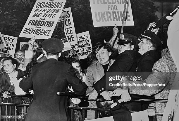 Protesting Riot 1950s 518 Ny City Policeman 1950s Stock Photos, High-Res Pictures, and Images ...