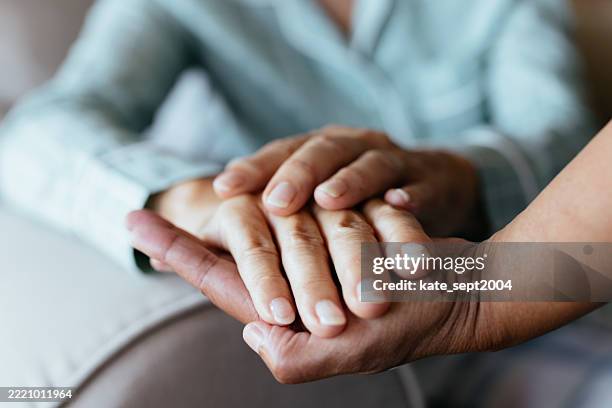 unterstützung alternder eltern: so führen sie die häusliche pflege reibungslos ein - emotionale unterstützung stock-fotos und bilder
