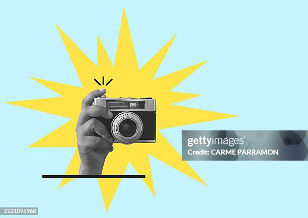 ilustraciones, imágenes clip art, dibujos animados e iconos de stock de una mano con una vieja cámara analógica - oficio creativo