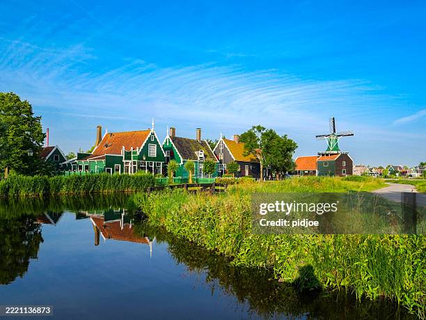 dutch landscape - traditionele molen stockfoto's en -beelden