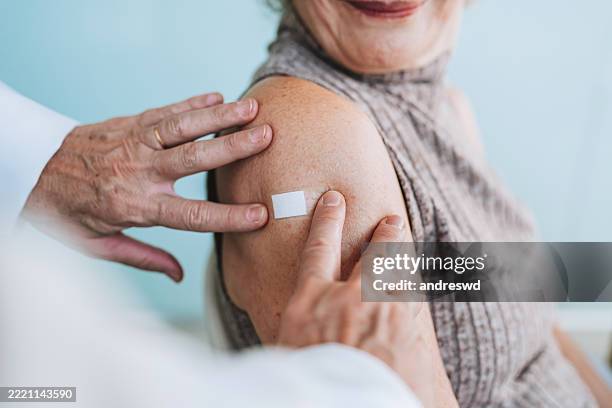 vaccine in the arm - vacina imagens e fotografias de stock