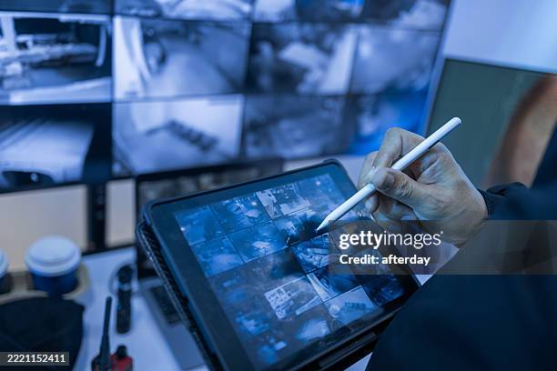guardia di sicurezza, che lavora nella sala di controllo tramite monitor cctv per la protezione, la sicurezza del data center o dell'edificio. ispezione, agenzia di videosorveglianza e cabina di regia con filmati, view monitor e computer - security foto e immagini stock