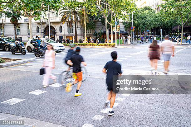 elevated view of a pedestrian crossing reflecting the diverse life of the city - avenida imagens e fotografias de stock
