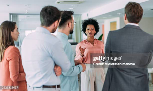equipo de profesionales durante una reunión. - oficio de educación fotografías e imágenes de stock