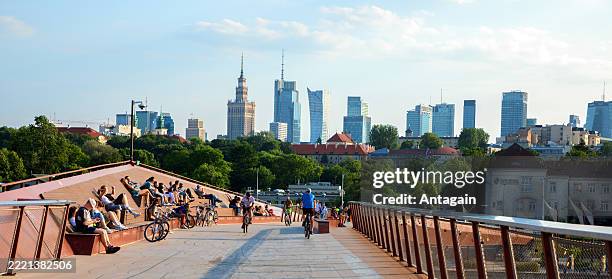 pasarela peatonal y ciclista sobre el río vístula, varsovia, polonia - varsovia fotografías e imágenes de stock