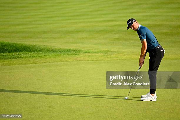Justin Thomas of the United States putts on the 18th green during the third round of the Travelers Championship 2025 at TPC River Highlands on June...