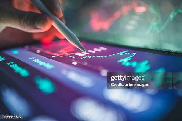 revisión de inversores, informes bursátiles y cuadros de mando financieros en una tableta y un portátil híbridos con ia, flujo de trabajo de finanzas digitales con gráficos de negocio y plataformas de inversión en línea - inversión fotografías e imágenes de stock