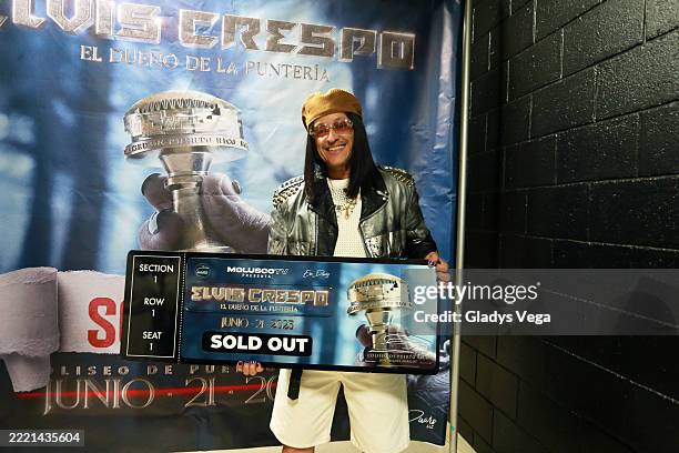 Elvis Crespo poses for media with the "Sold Out" certification before his concert "El Dueño De La Puntería" at Coliseo de Puerto Rico José Miguel...