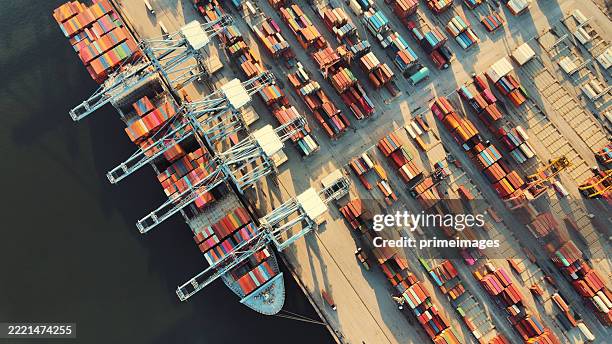 vista cenital de las grúas de envío atracadas del buque de carga y el puerto industrial costero en singapur con contenedores de exportación y telón de fondo urbano en tanjong pagar singapur - vista marina fotografías e imágenes de stock